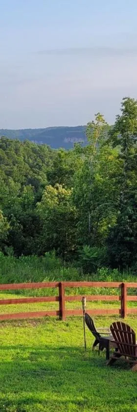 GREAT Little Guest Suite with Private Entry & Deck! Pet Friendly & 30 Mins to Nashville!，位于Ashland City的酒店