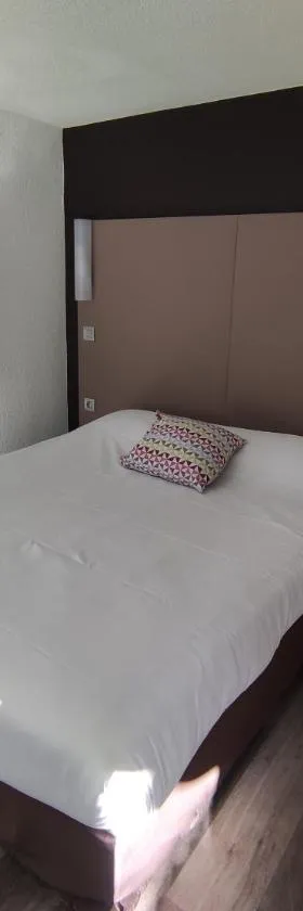 萨尔特河畔萨布莱崴昂钟楼酒店，位于萨尔特河畔萨布雷的酒店