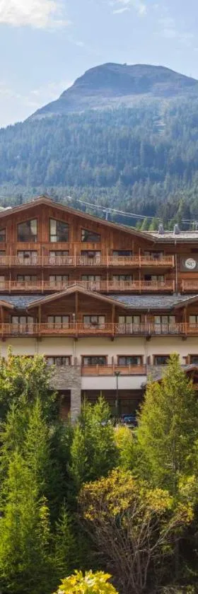 圣查尔斯瓦尔塞尼酒店，位于琴山朗勒堡的酒店