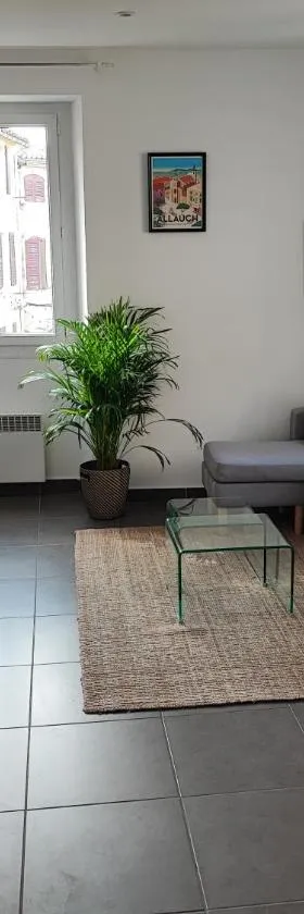 Joli appartement dans un village provençal à 5 mn de Marseille，位于阿洛的酒店