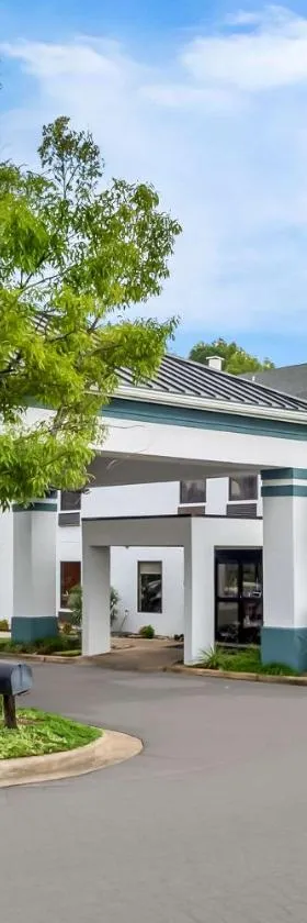 Clarion Pointe Apex - Holly Springs，位于埃佩克斯的酒店