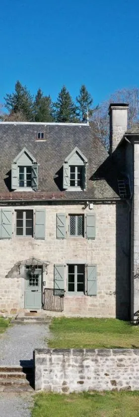 Le Château de Saint-Angel, Le Manoir du Rigouneix, 5 minutes A89, nature, calme, sauna，位于Saint-Angel的酒店