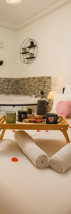 L'Escale Balnéo'Romantique - Loveroom - Jacuzzi & Petit déjeuner，位于马恩河畔维列的酒店