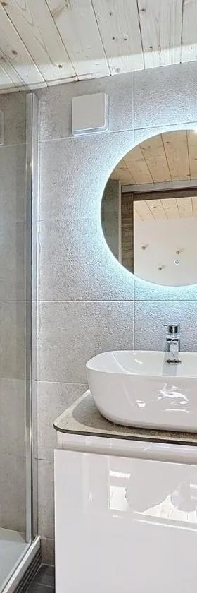 Fleurie - Anse Centre - Chambre et Salle de bain WC privée - Cuisine partagée，位于昂斯的酒店
