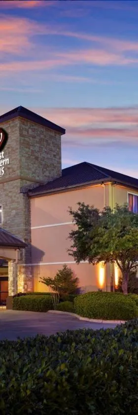 Best Western Plus Lewisville Flower Mound，位于路易斯维尔的酒店