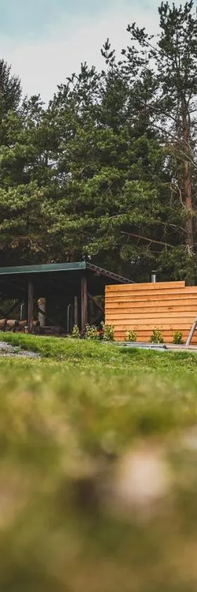 Tiny house s vyhřívacím koupacím sudem，位于Nové Hrady的酒店