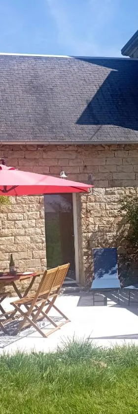 Cottage cosy 3 étoiles à 25 mn de la côte de granit rose，位于Bégard的酒店