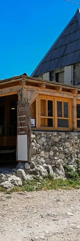 Family Apartment Na krovu svijeta，位于Gornji Lukomir的酒店