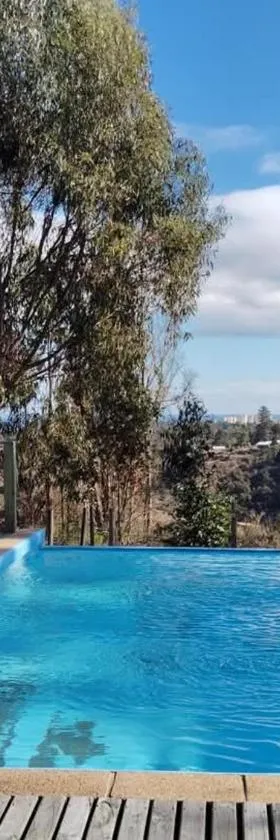 Dormitorio con baño privado en parcela con piscina，位于阿尔加罗沃的酒店