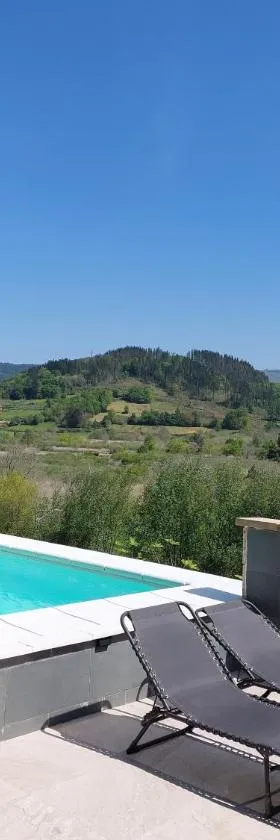Apartamento en pleno corazón de Urdaibai con piscina y muy cerca de las playas，位于Elejalde的酒店