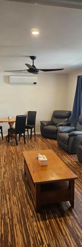 Bright, central and private home in Frankston，位于弗兰克斯顿的酒店
