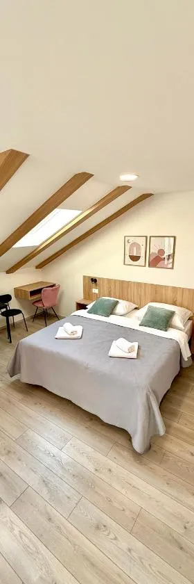 Cloud9 Airport Rooms，位于Močići的酒店