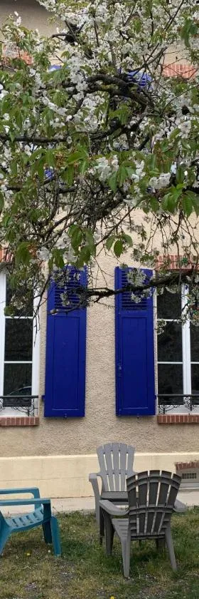 Appartement avec jardin partagé，位于Loures-Barousse的酒店