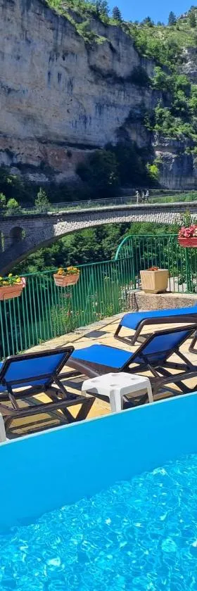 Logis Hôtel restaurant Auberge de la Cascade，位于圣埃尼米耶的酒店