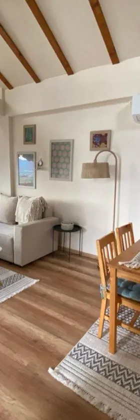 Romantic mountain cabin 10km to Skopje downtown，位于斯科普里的酒店
