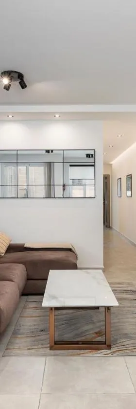 Modern 2BD Apartment with Spacious Layout & 2 Balconies - San Gwann，位于San Ġwann的酒店