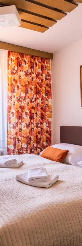 Hotel JISKRA na Čeladné，位于切拉德纳的酒店