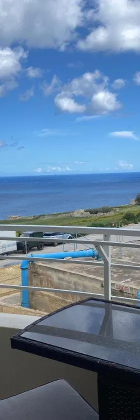 Ocean View Apartment Marsascala，位于Żonqor的酒店