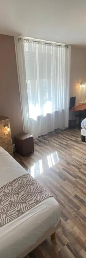 新酒店，位于隆勒索涅的酒店