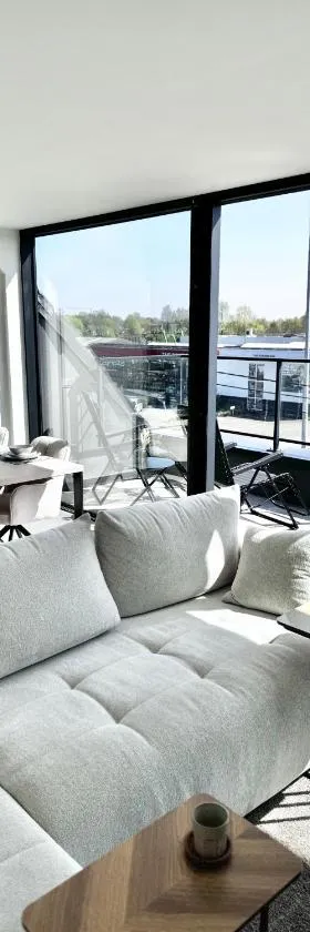 Cozy modern duplex with balcony and free parking，位于代因泽的酒店