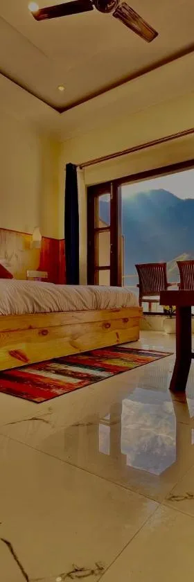 Hotel The SSB - Property of the Year ! Luxury Balcony Rooms ! Mountain View ! Rooftop Cafe ! Big Parking !，位于穆索里的酒店