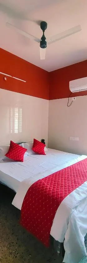 Hotel Jyothi Kumar Royal New，位于斯里卡拉哈斯蒂的酒店