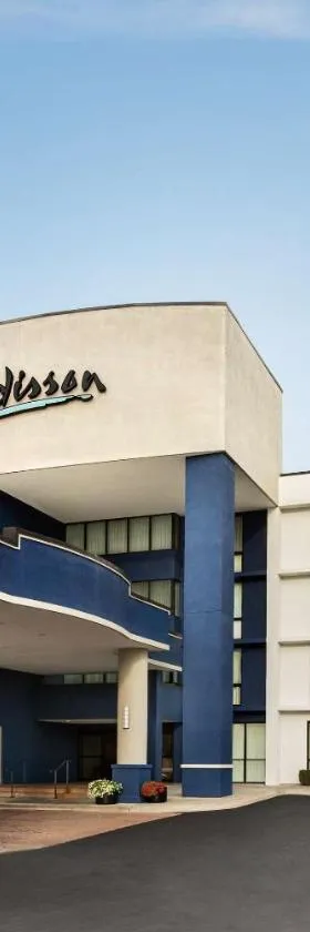 Radisson Hotel Lenexa Overland Park，位于雷内克萨的酒店
