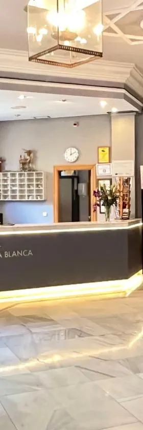 多尼亚布兰卡酒店，位于赫雷斯-德拉弗龙特拉的酒店