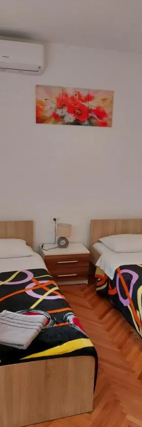 Elena Rooms，位于Pasjak的酒店
