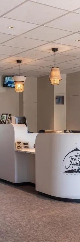 Hôtel Restaurant les 13 Assiettes，位于勒瓦尔圣贝尔的酒店