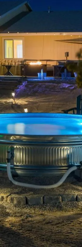 The Ranger Station plus Club House with Hot Tub，位于约书亚树的酒店