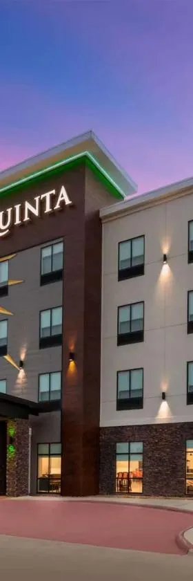 La Quinta Inn & Suites by Wyndham Coralville Iowa City，位于克拉尔维尔的酒店