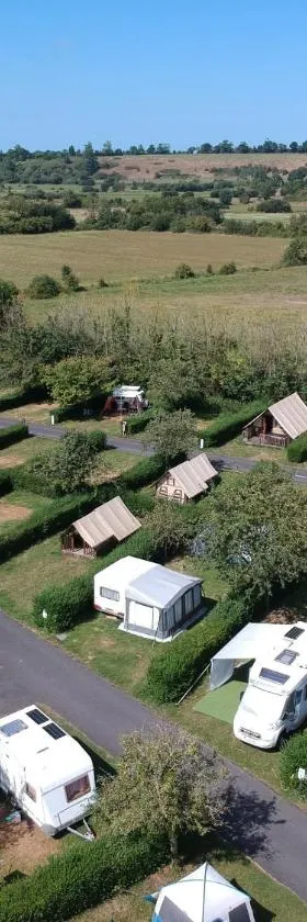 Camping Onlycamp Sous les Pommiers，位于Trévières的酒店