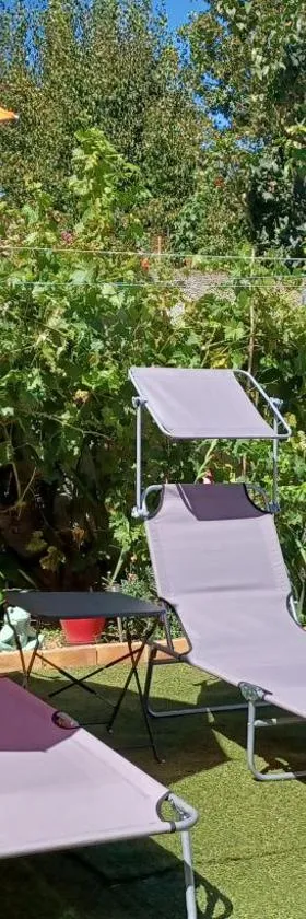 La Sardinière, Charmante maison dans un jardin，位于雷诺堡的酒店