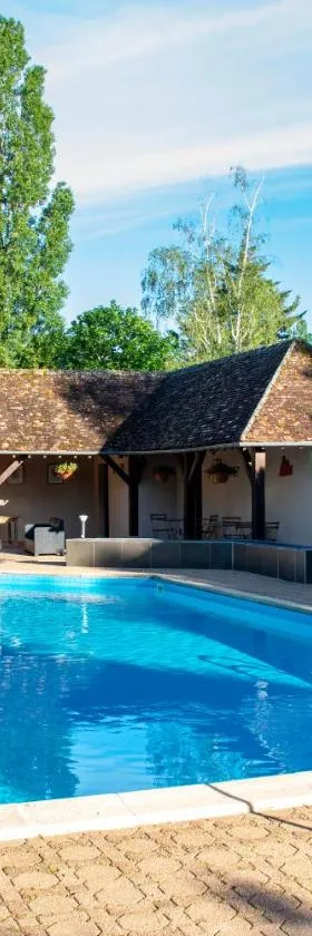 Le relais fleuri, Hôtel et restaurant Logis - Avallon，位于索维尼勒布瓦的酒店