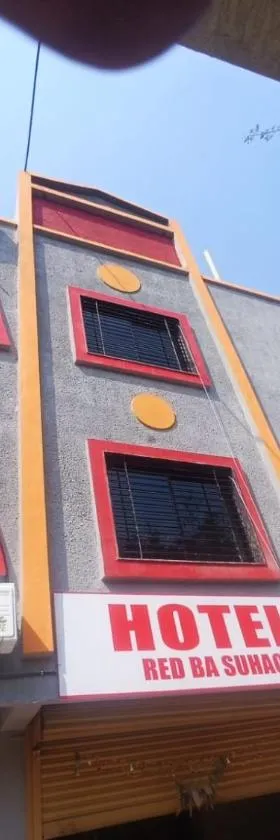 HoTEL RED BA SUHAG，位于印多尔的酒店