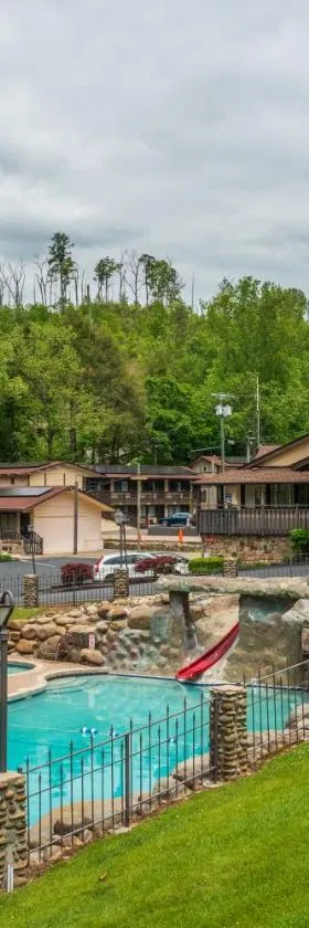 Brookside Lodge - Gatlinburg - On the River，位于加特林堡的酒店