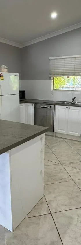 House on French, Spacious Family and Work Retreat，位于Merredin的酒店