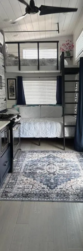 Pet Friendly, Modern tiny house in vibrant Clermont，位于克莱蒙的酒店