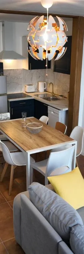 Grand appartement de ville avec 2 places de parking privées intérieur，位于Beuvrages的酒店