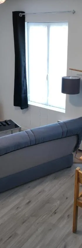 Appartement lumineux de ville avec 2 places de parking privées intérieur，位于Beuvrages的酒店