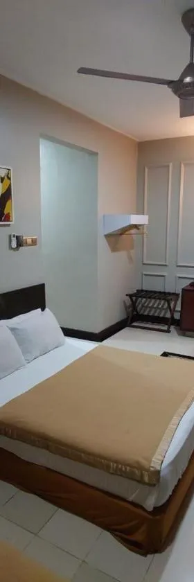 Najmi Inn Hotel，位于Kampong Burok的酒店