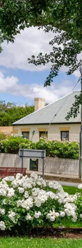 BRIDGE COTTAGES Sargeants & Armoury Cottages 1823 - HISTORY & CHARM，位于里士满的酒店