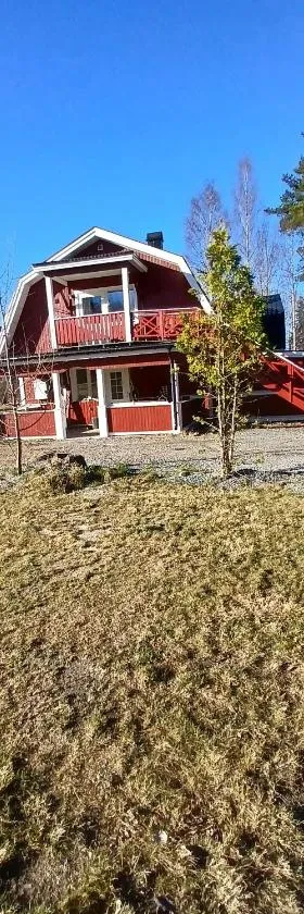 Persbacken i naturnära Ockelbo med fiske o Kungsberget när inpå,,,，位于Ockelbo的酒店