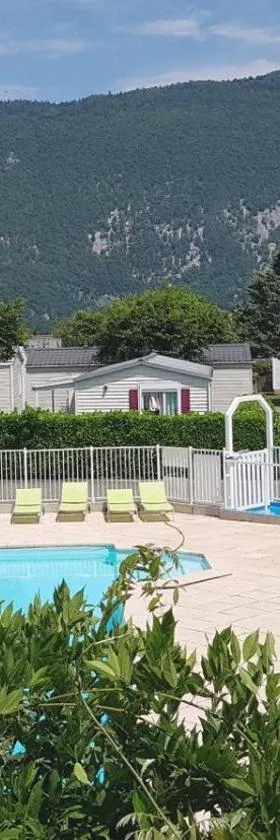 Mobil-home à quelques mètres du lac d'Aiguebelette，位于诺瓦拉瑟的酒店