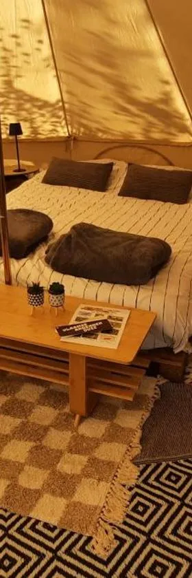 Glamping Zonnebloem - Back-to-Nature，位于Herzele的酒店