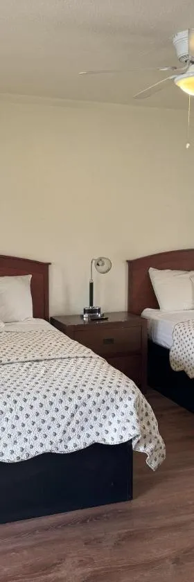 湖滨汽车旅馆，位于Wofford Heights的酒店