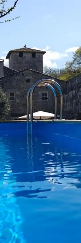 à l'aise - avec piscine & jacuzzi - Table d'hôtes - Salon de thé，位于Vianne的酒店