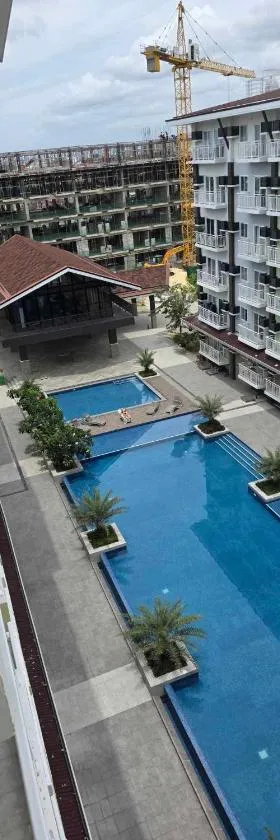 Anya and Christof's Condo at Amani near Airport，位于Pusok的酒店