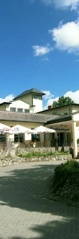 Hotel Dlugie，位于斯切尔采-克拉延斯凯的酒店